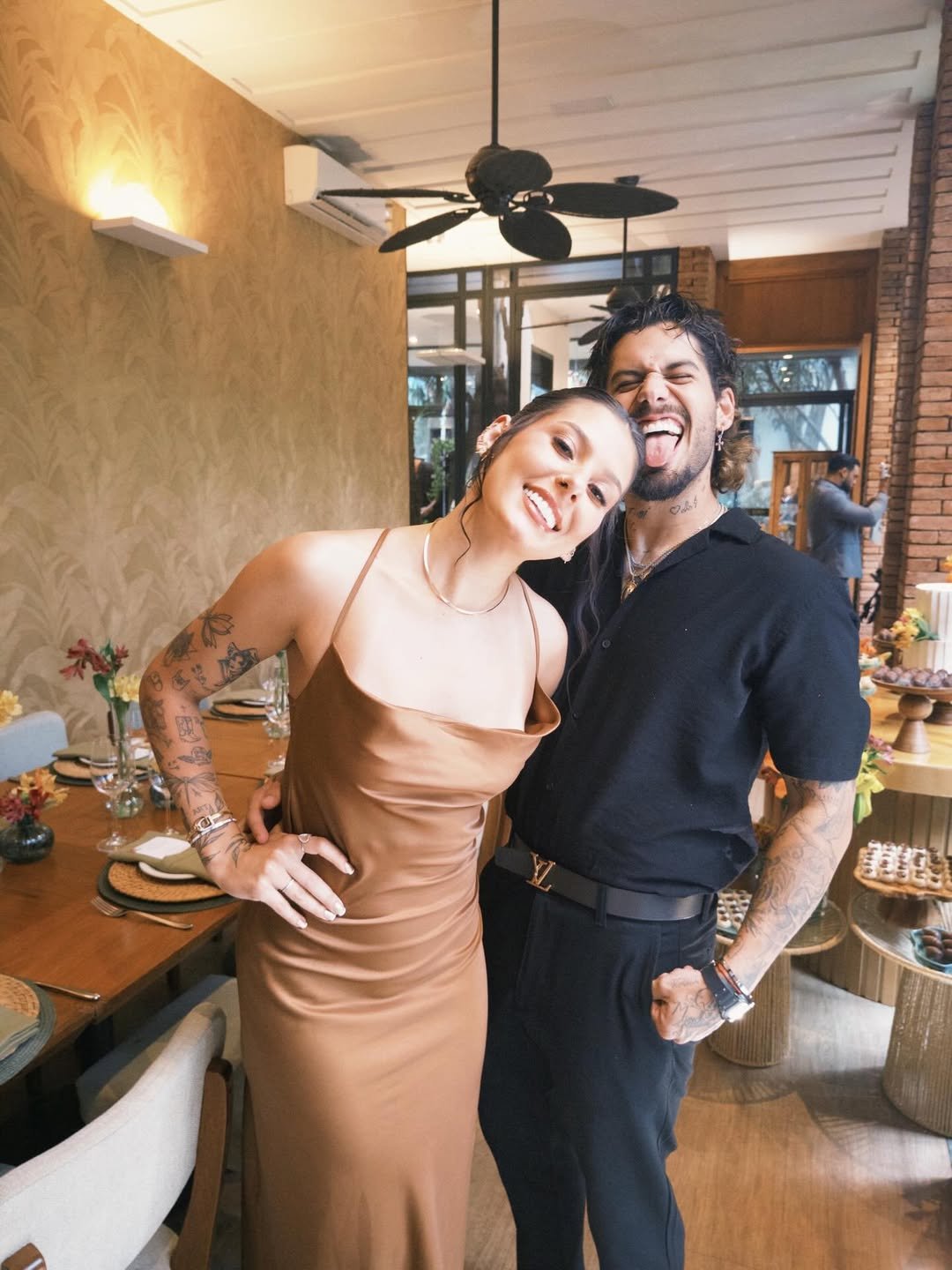 Ana Castela e Zé Felipe esbanjam romantismo ao prestigiar casamento em Maringá