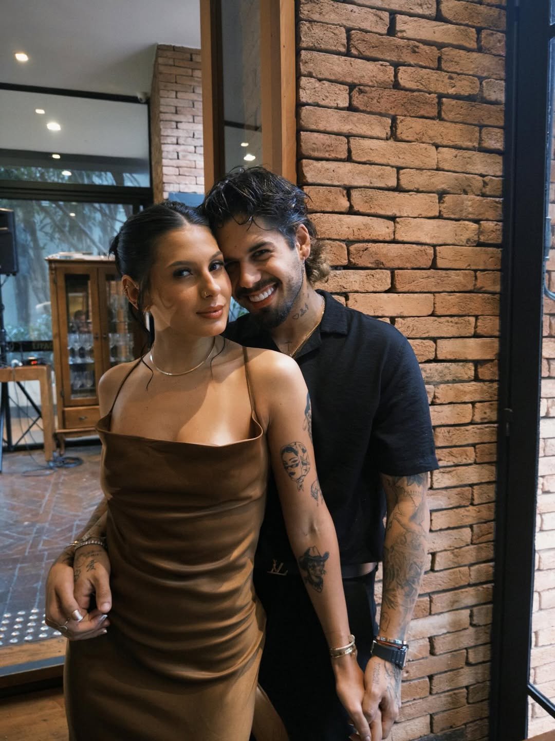 Ana Castela e Zé Felipe esbanjam romantismo ao prestigiar casamento em Maringá