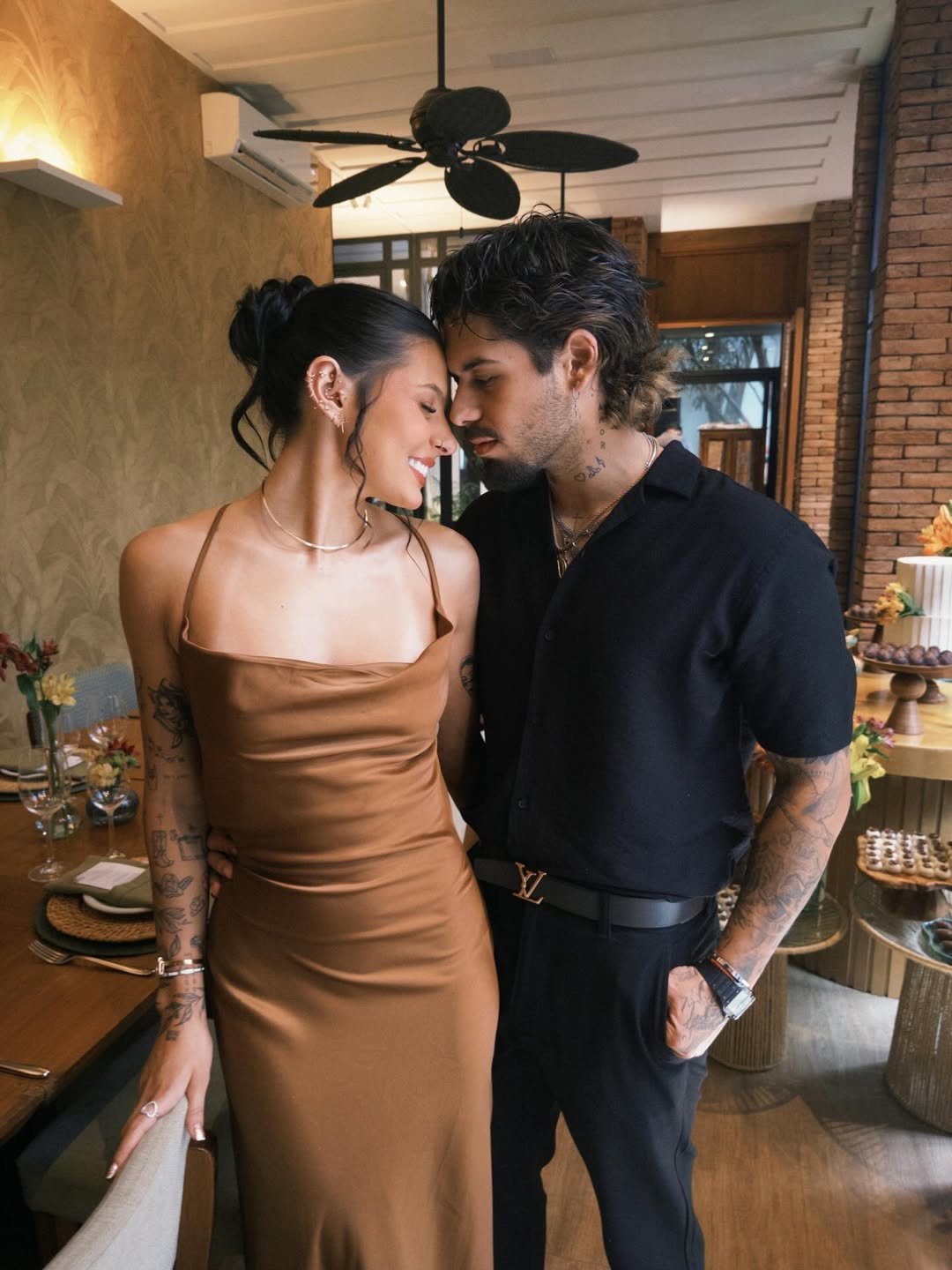 Ana Castela e Zé Felipe esbanjam romantismo ao prestigiar casamento em Maringá