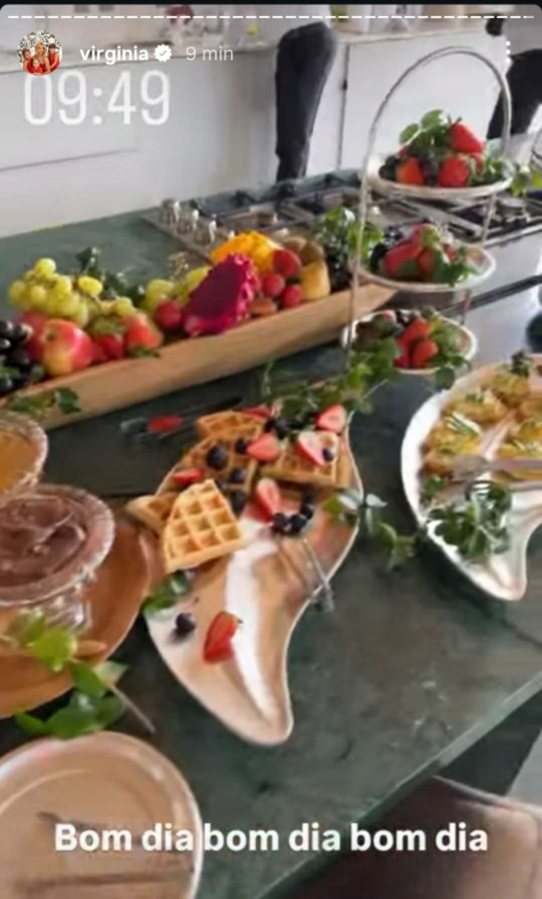 Virginia Fonseca recebe Vini Jr. e família com café da manhã luxuoso em Goiânia 23 1766498893 846 Com Vini Jr em sua mansao Virginia mostra banquete no 1