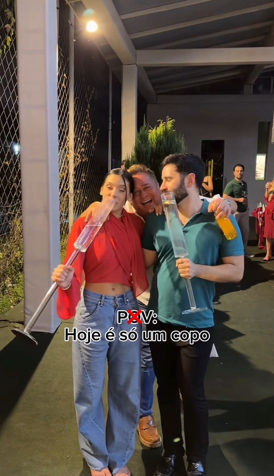1766699581 377 Ana Castela se diverte com Leonardo durante festa de Natal