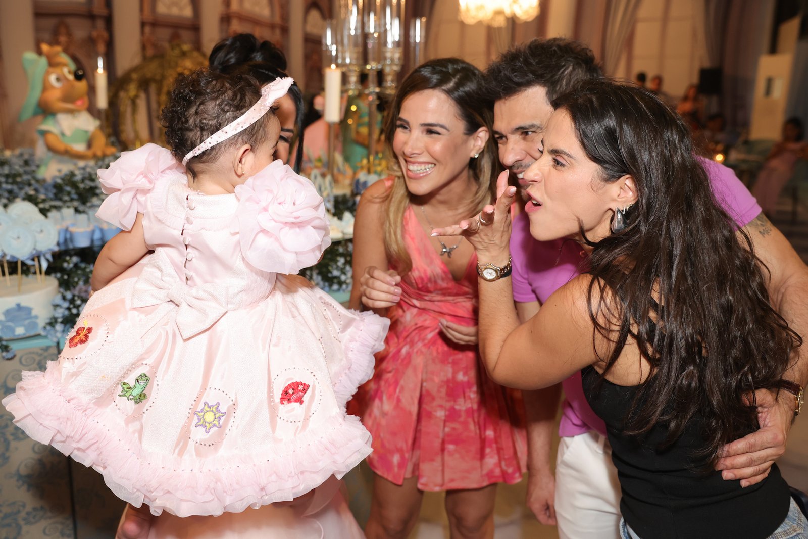 Zezé Di Camargo e Graciele Lacerda celebram 1 ano de Clara com festa luxuosa em SP 39 Zezé Di Camargo e Graciele Lacerda celebram 1 ano de Clara com festa luxuosa em SP