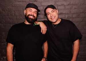 Tiago Abravanel e marido prestigiam show de Simone Mendes no Villa Country, em São Paulo