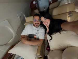 Apaixonada, Rayane Figliuzzi escolhe virar o ano ao lado de Belo durante maratona de shows