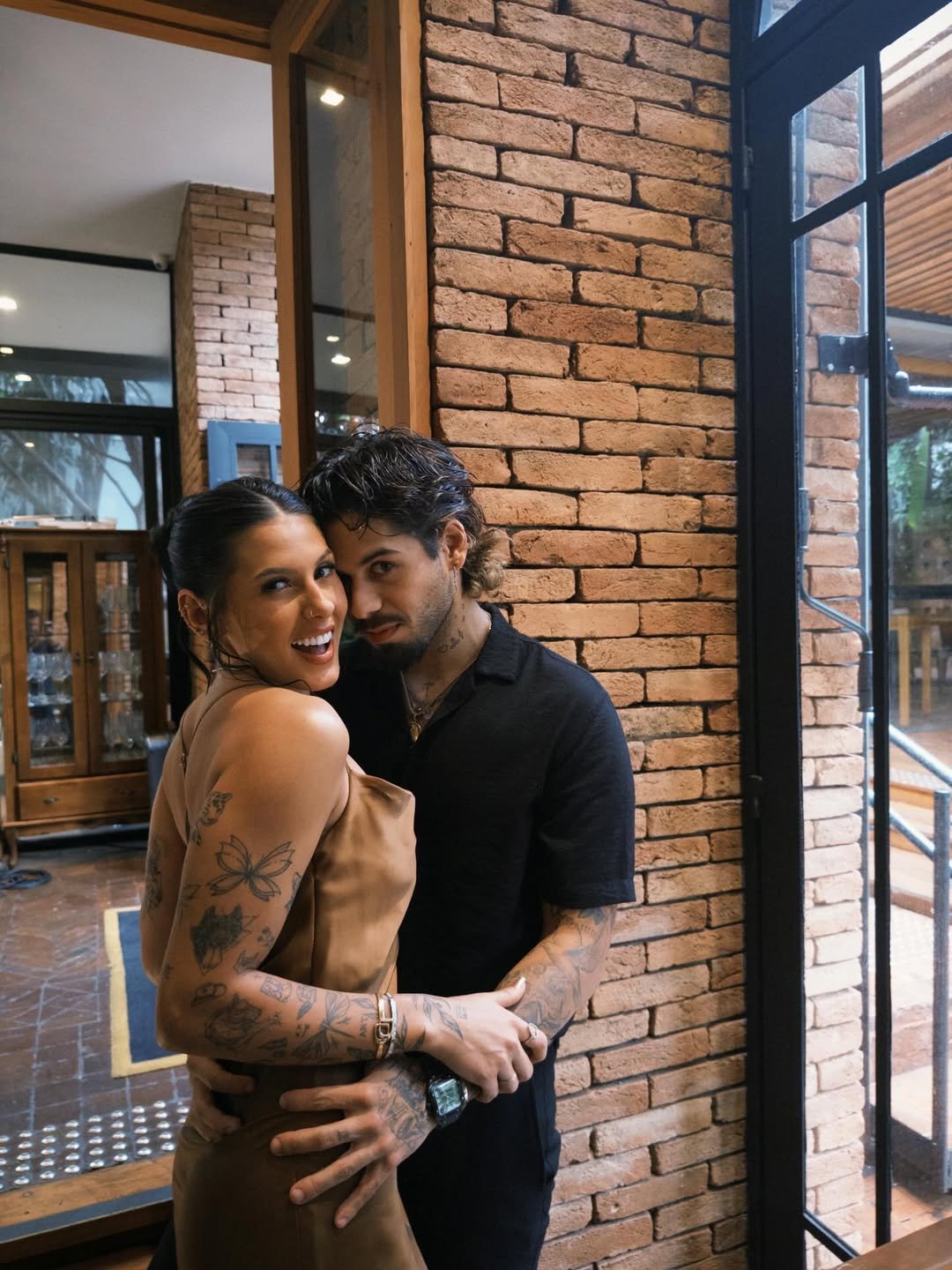 Ana Castela e Zé Felipe esbanjam romantismo ao prestigiar casamento em Maringá
