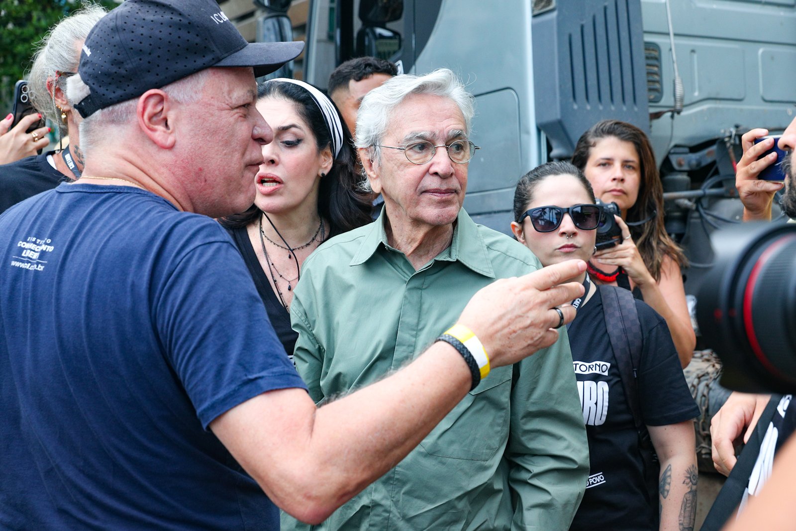 Gilberto Gil, Caetano Veloso e mais famosos chegam para ato musical em Copacabana