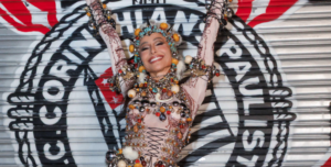Sabrina Sato aposta em look ousado no último ensaio do ano na Quadra da Gaviões da Fiel