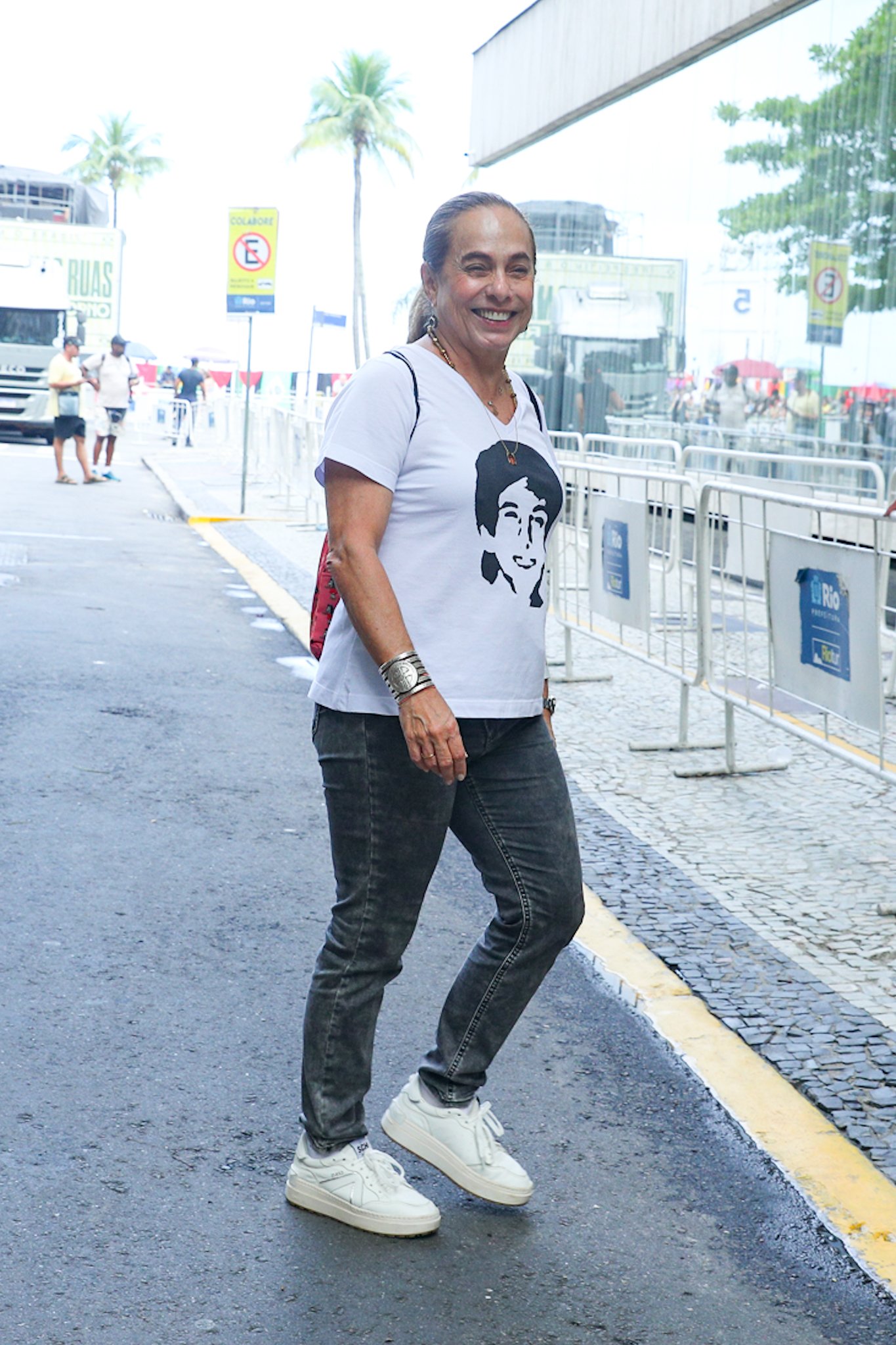 Gilberto Gil, Caetano Veloso e mais famosos chegam para ato musical em Copacabana