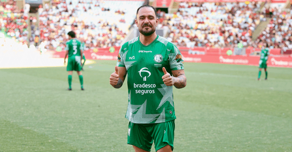 Diogo Nogueira reaparece em público após término com Paolla Oliveira no Maracanã