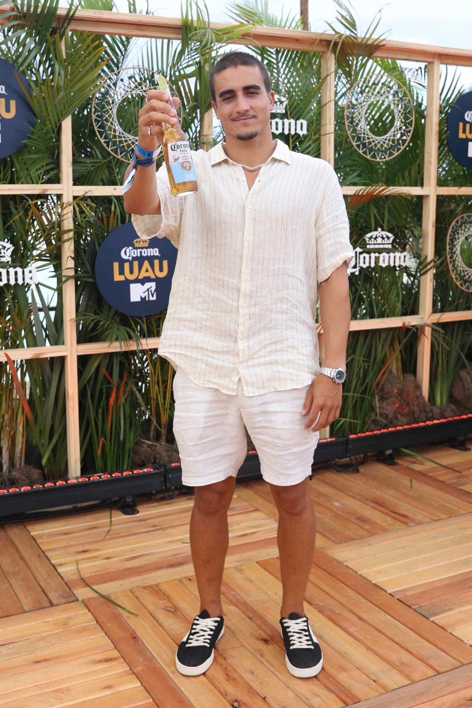 Bella Campos, o surfista Pedro Matos e famosos marcam presença no Luau Corona MTV no RJ