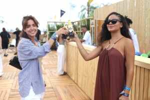 Bella Campos, o surfista Pedro Matos e famosos marcam presença no Luau Corona MTV no RJ
