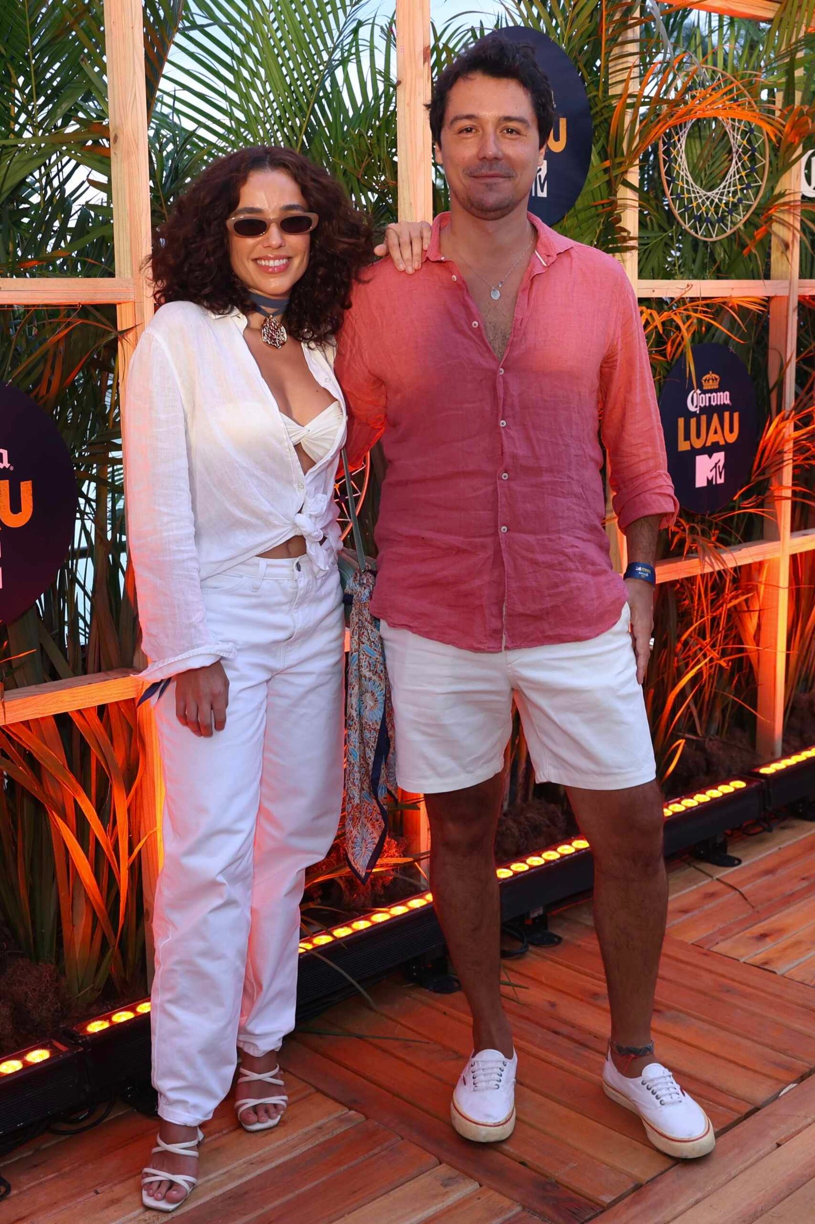 Bella Campos, o surfista Pedro Matos e famosos marcam presença no Luau Corona MTV no RJ