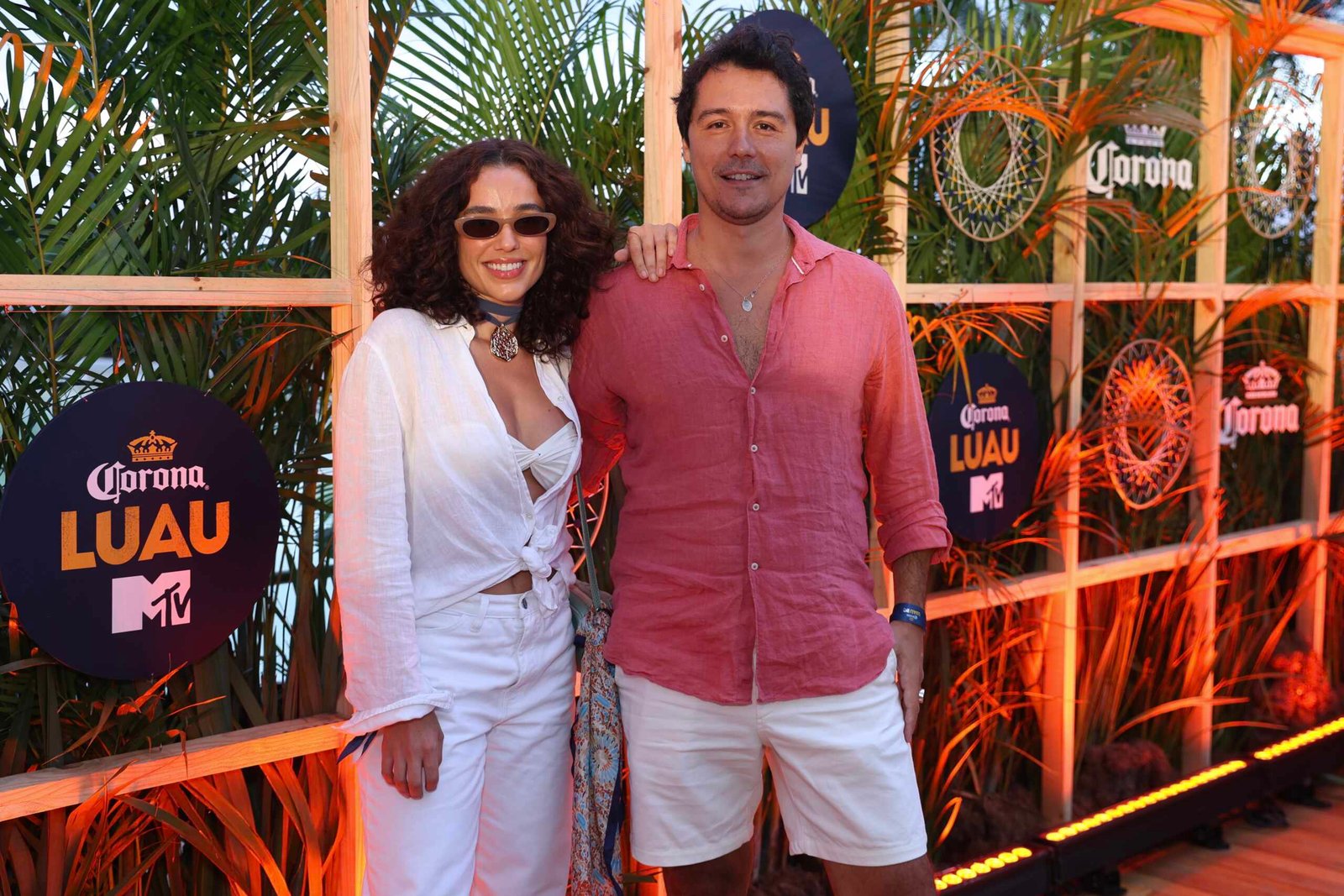 Bella Campos, o surfista Pedro Matos e famosos marcam presença no Luau Corona MTV no RJ