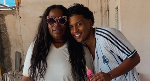 Paula Aprouch e Renzo Aprouch transformam o Natal de crianças da comunidade da Chacrinha