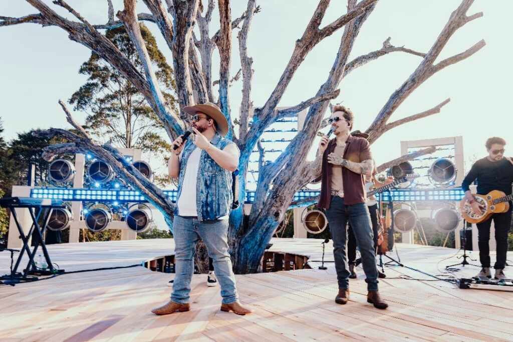 Em alta com “Dois Gumes”, Felipe & Rodrigo lançam primeiro EP de “Velhos Hábitos” Em alta com “Dois Gumes”, Felipe & Rodrigo lançam primeiro EP de “Velhos Hábitos”