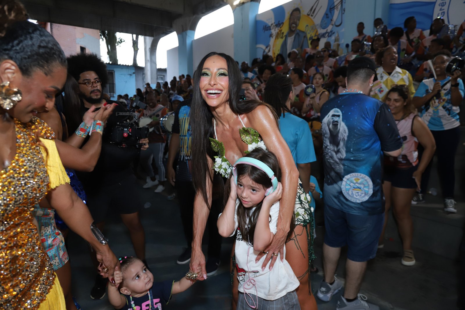 Sabrina Sato leva a filha, Zoe, para ensaio da Vila Isabel no Morro dos Macacos