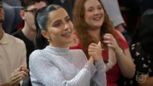 Léo Foguete deixa Jade Picon sem reação ao cantar música dedicada no Altas Horas