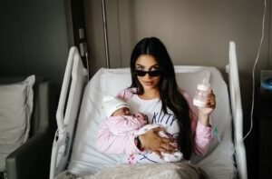 Key Alves posa com a filha e brinca: “Modo mamãe ativado” após nascimento da bebê