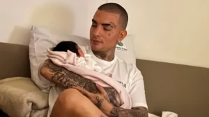 MC Guimê encanta ao mostrar o rosto da filha Yarin e revela semelhança com o pai  Texto: