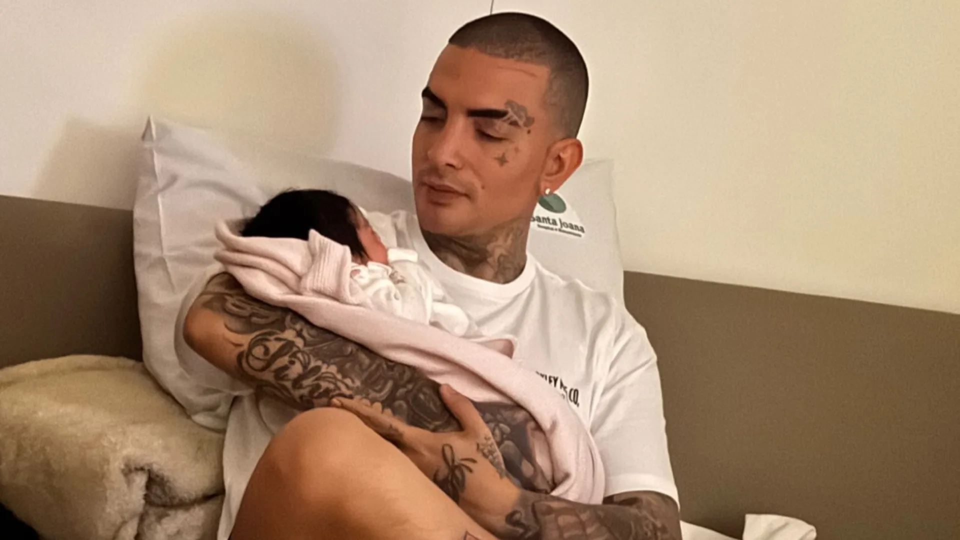Nasce Yarin, primeira filha de MC Guimê e Fernanda Stroschein, e casal celebra chegada da bebê 17 MC Guimê anuncia nascimento da primeira filha, Yarin