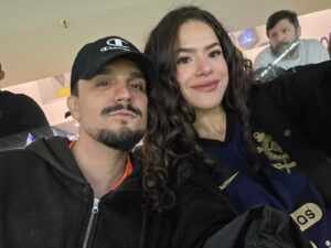 Maisa Silva vibra com jogo do Corinthians ao lado de Luan Santana na final da Copa do Brasil