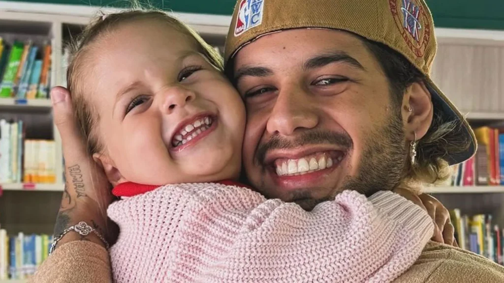 Zé Felipe se derrete ao ser maquiado por Maria Flor em momento fofo nas redes sociais Zé Felipe se derrete ao ser maquiado por Maria Flor em momento fofo nas redes sociais