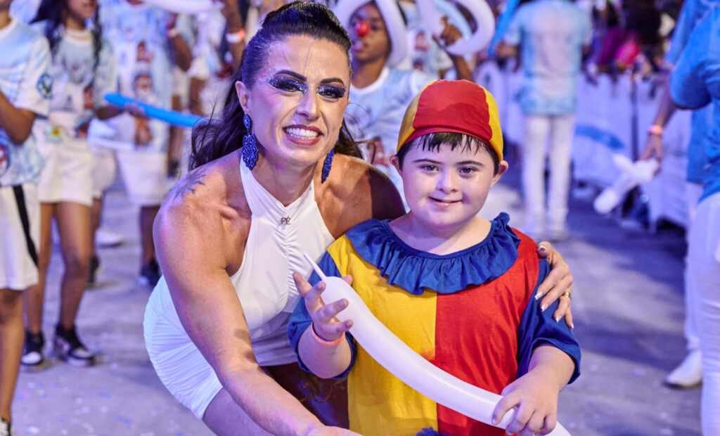 Tatiana Breia celebra nova fase ao acompanhar evolução do seu filho especial no carnaval
