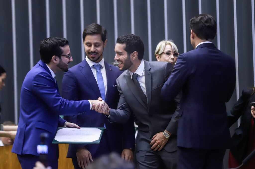 João Brasio recebe a mais alta comenda da Câmara sua atuação, proteção às instituições brasileiras   