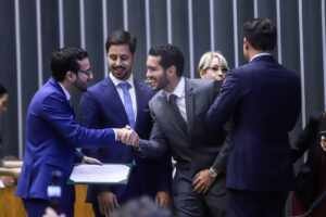 João Brasio recebe a mais alta comenda da Câmara sua atuação, proteção às instituições brasileiras   