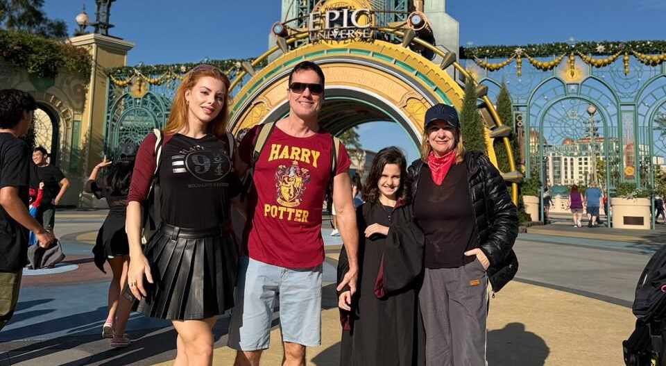 Deborah Albuquerque e Bruno Salmão vivem dia mágico em Orlando com a família; confira!