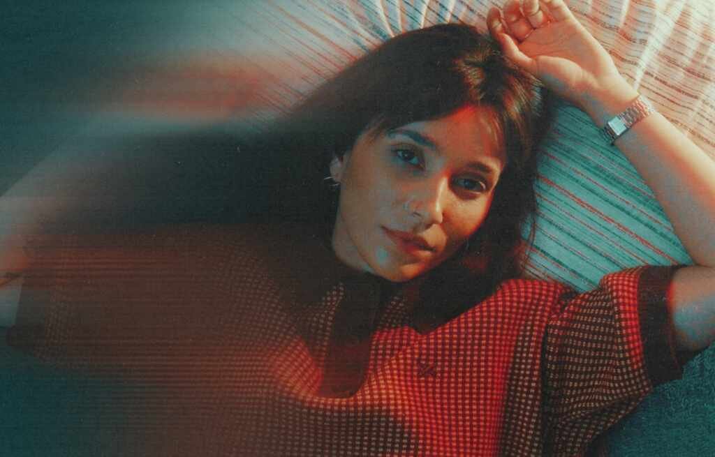 Laura Rogalli fala sobre a rotina de paixões avassaladoras no novo single “Calendário” Laura Rogalli fala sobre a rotina de paixões avassaladoras no novo single “Calendário”