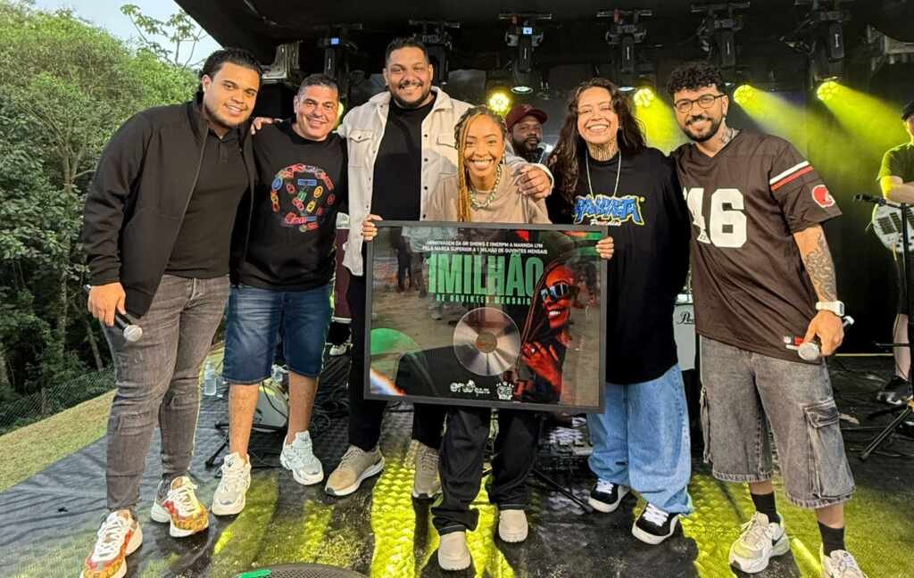 Mannda Lym recebe placa de 1 milhão de ouvintes mensais em cerimônia realizada em São Paulo Mannda Lym recebe placa de 1 milhão de ouvintes mensais em cerimônia realizada em São Paulo