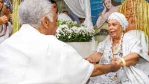 Mãe Carmen de Oxaguian morre aos 98 anos e recebe homenagens de famosos