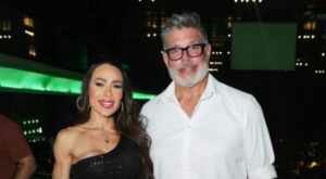 Alexandre Frota e Fabi Frota trocam beijos durante show de Belo em São Paulo