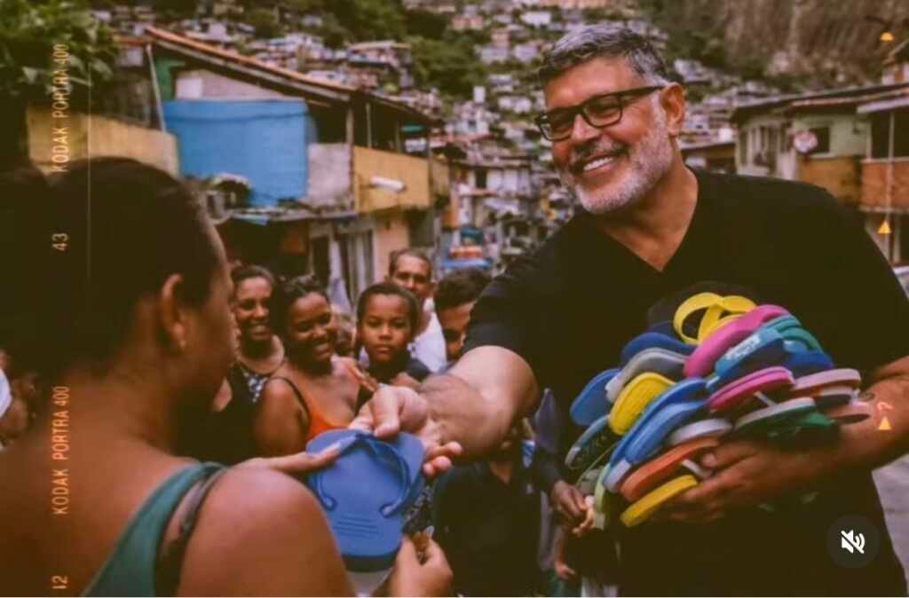 Alexandre Frota recolhe Havaianas descartadas e doa chinelos a pessoas carentes