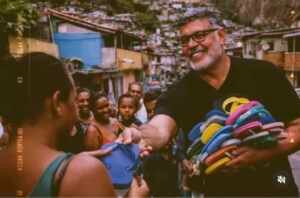 Alexandre Frota recolhe Havaianas descartadas e doa chinelos a pessoas carentes