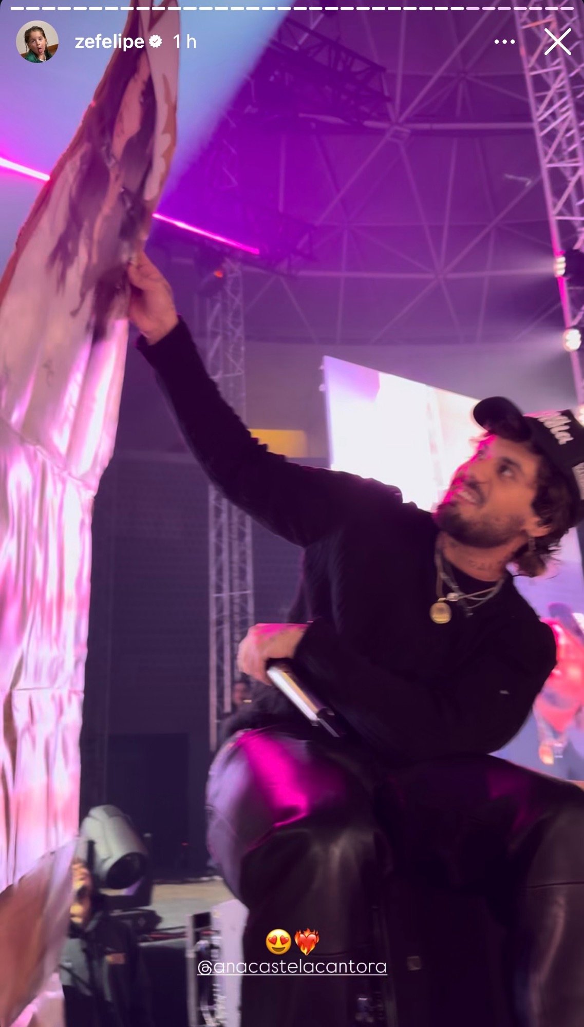 Zé Felipe canta com versão de papelão de Ana Castela durante show em Portugal 17 img 4225