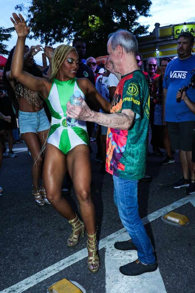 Ney Matogrosso se joga no samba durante ensaio da Imperatriz e empolga comunidade 28 ney matogrosso 01