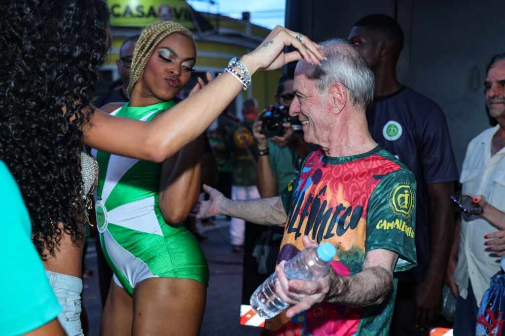 Ney Matogrosso se joga no samba durante ensaio da Imperatriz e empolga comunidade 32 ney matogrosso 08