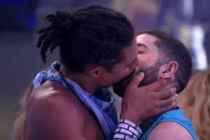 Breno e Marcelo protagonizam o primeiro beijo do BBB 26 durante festa com Anitta