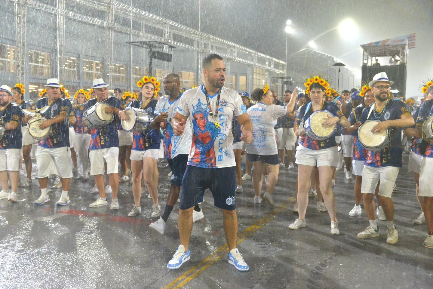 Com enredo sobre Amsterdã, Águia de Ouro apresenta força narrativa em ensaio técnico 22 Águia de Ouro - Crédito da Foto: Felipe Araújo / Liga-SP