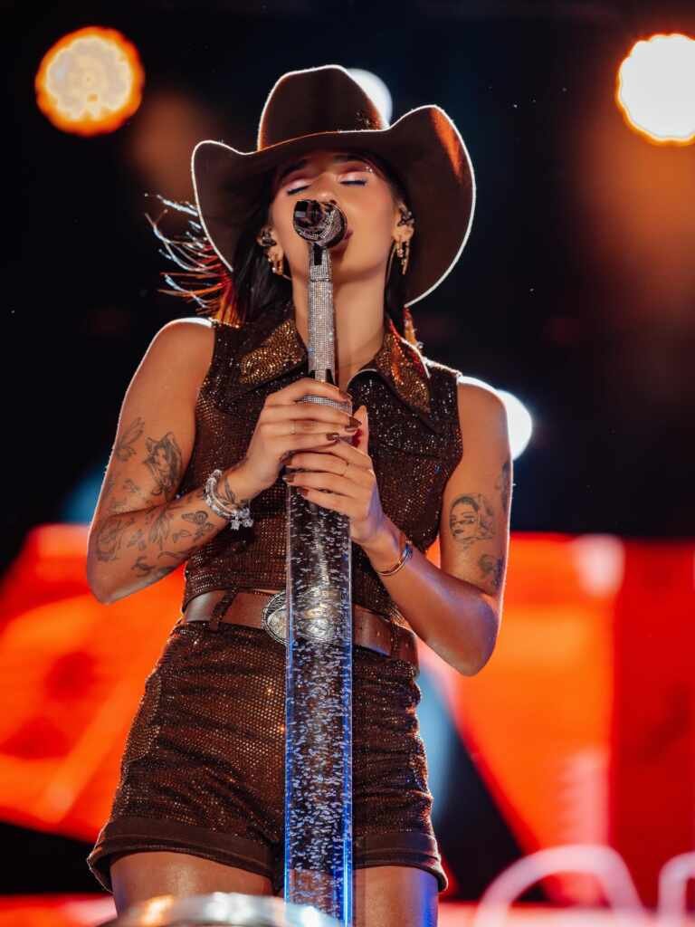 Ana Castela arrasta multidão e anima fãs em show no litoral paulista 37 615280118 18335421619245021 4561663691477422686 n