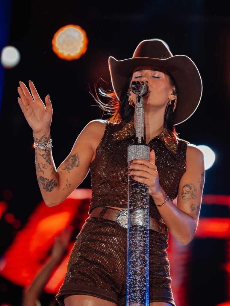 Ana Castela arrasta multidão e anima fãs em show no litoral paulista 42 615494447 18335421664245021 5354118566868003116 n