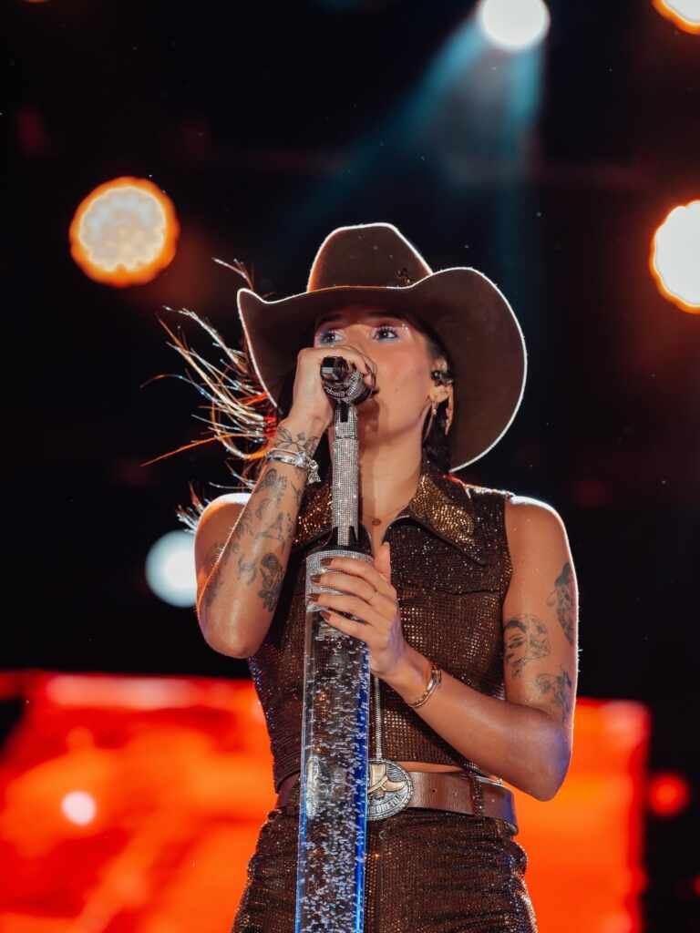 Ana Castela arrasta multidão e anima fãs em show no litoral paulista 36 615825191 18335421655245021 1803522892980072772 n