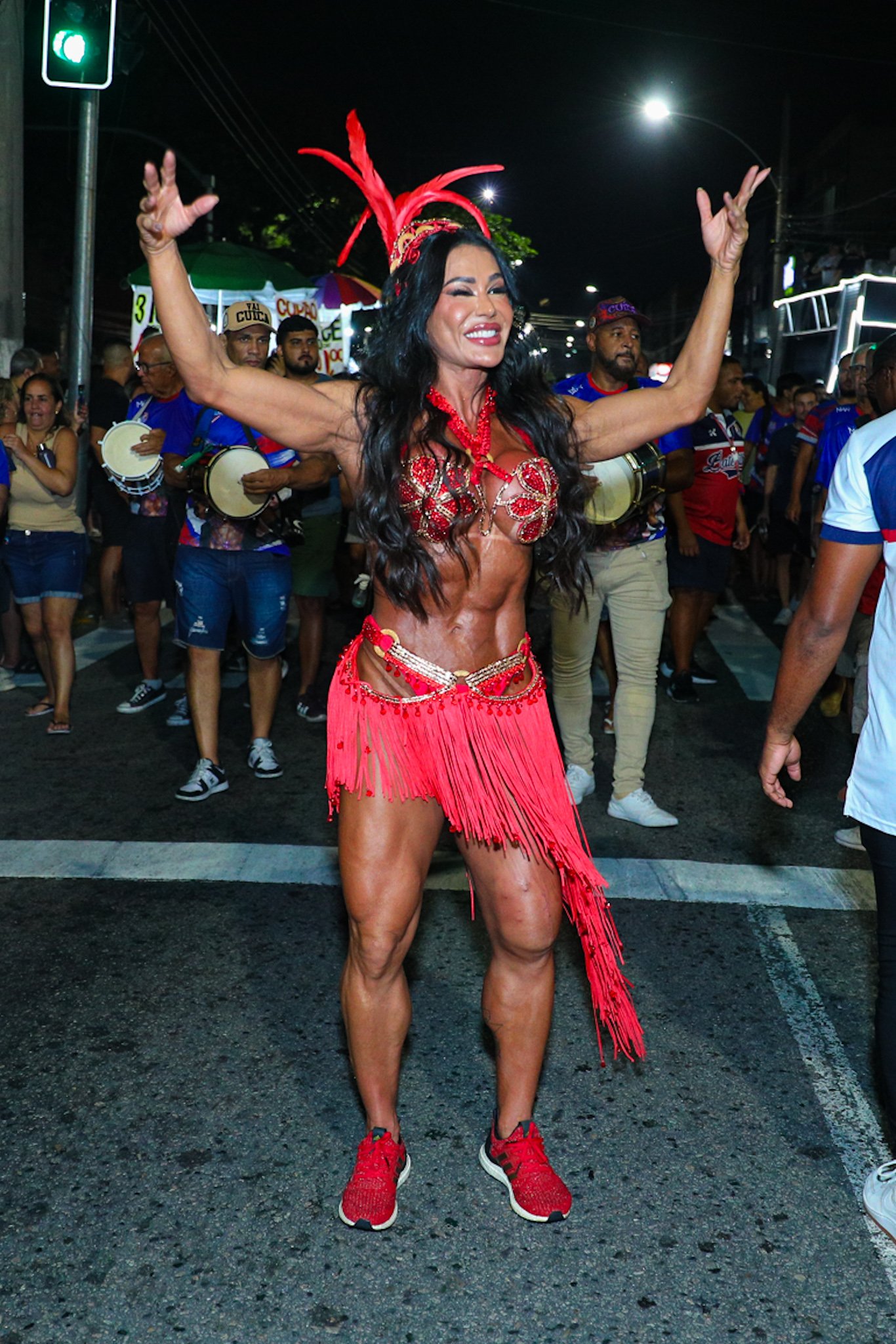 Gracyanne Barbosa vai ao ensaio de rua da União da Ilha