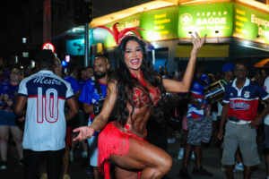 Gracyanne Barbosa vai ao ensaio de rua da União da Ilha