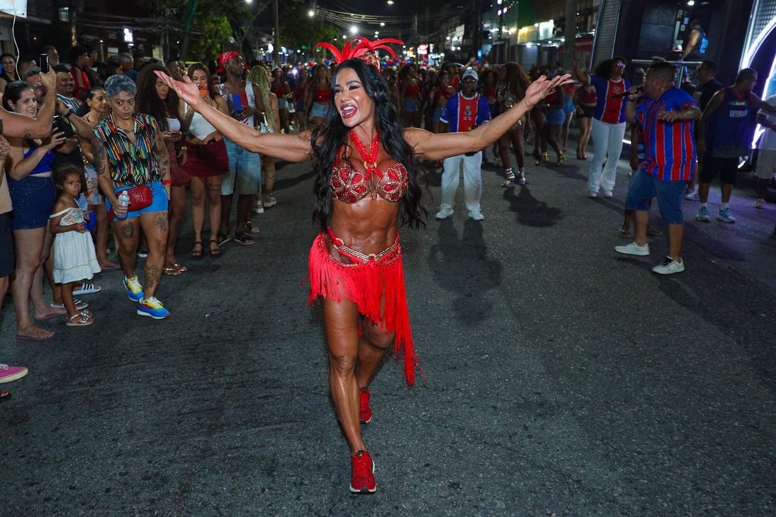 Gracyanne Barbosa vai ao ensaio de rua da União da Ilha