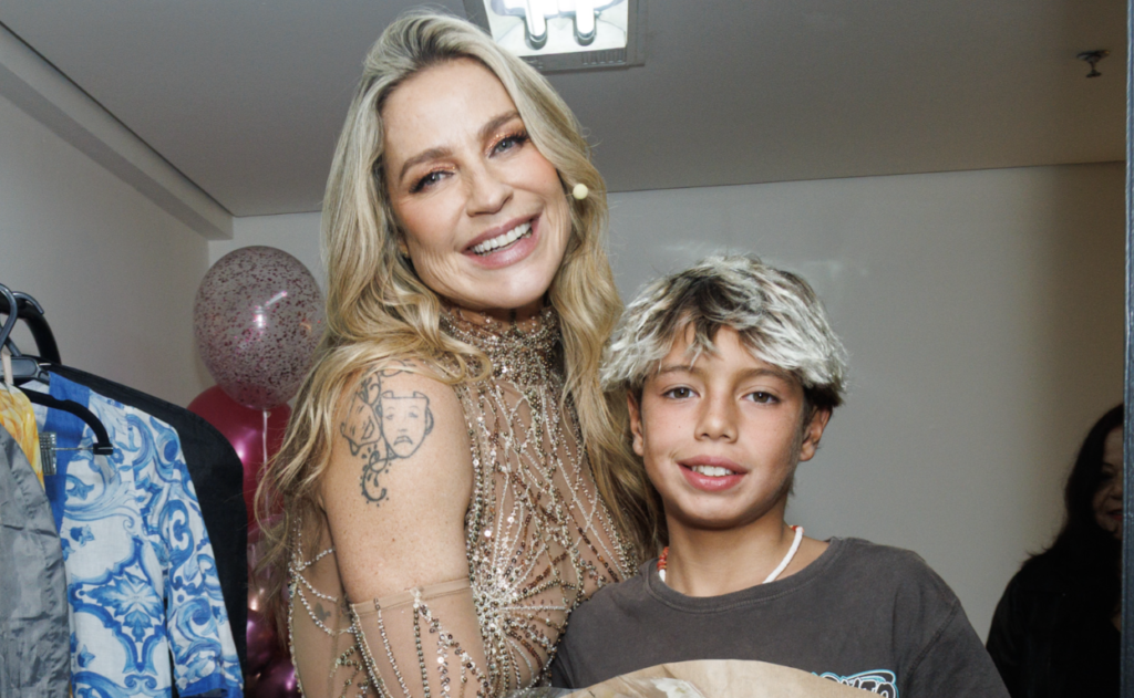Luana Piovani recebe flores do filho Dom e carinho de amigas na estreia da peça em SP Luana Piovani recebe flores do filho Dom e carinho de amigas na estreia da peça em SP