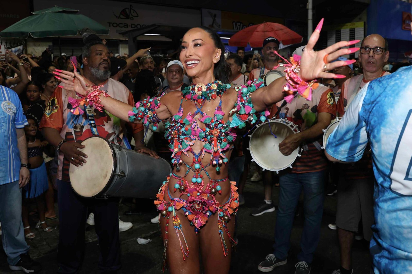 Sabrina Sato e musas da Vila Isabel brilham no primeiro ensaio de rua no Rio de Janeiro