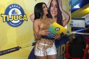 Mileide Mihaile prestigia festa de 94 anos da Unidos da Tijuca e recebe croqui do Carnaval 2026